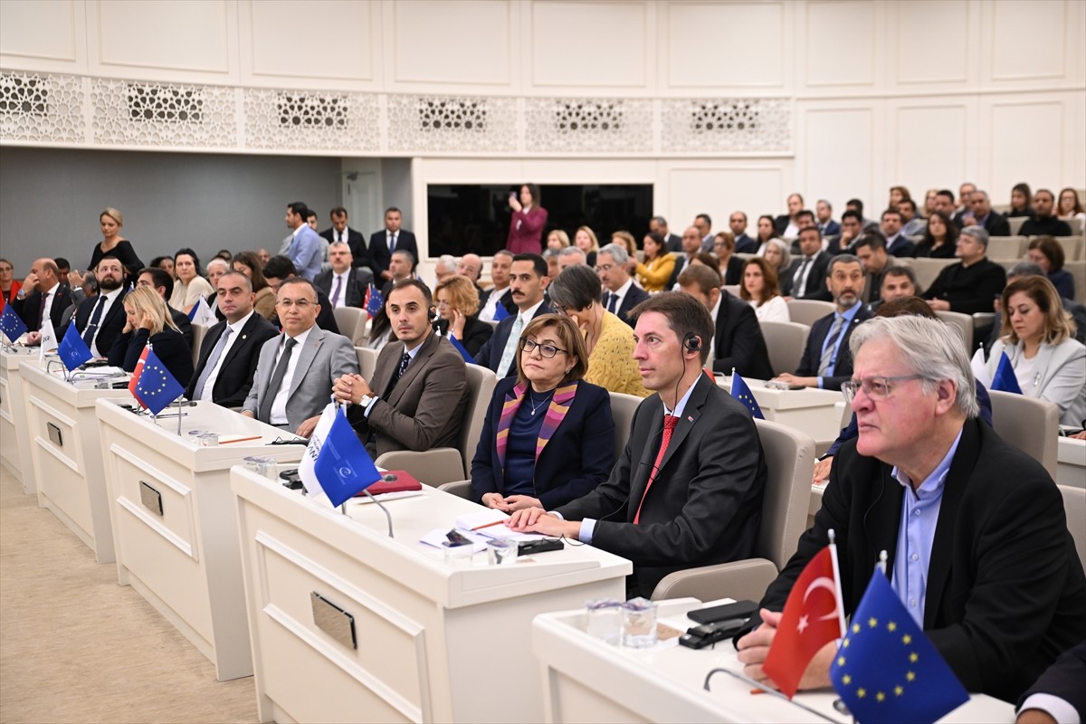 Gaziantep Büyükşehir Belediyesi ev sahipliğinde, Büyükşehir Belediyesi Meclis Salonu'nda "Deprem...