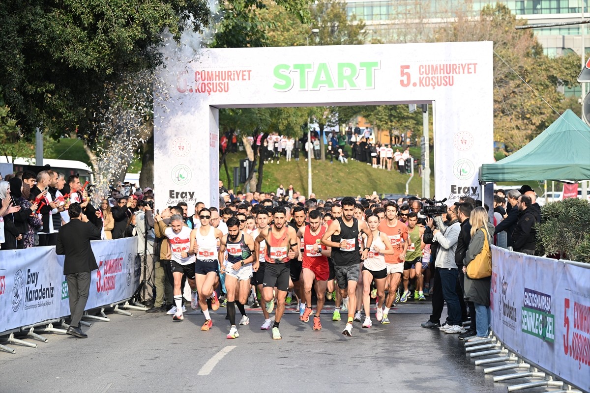 Gaziosmanpaşa Belediyesince 29 Ekim Cumhuriyet Bayramı kutlamaları kapsamında 5. Cumhuriyet Koşusu...