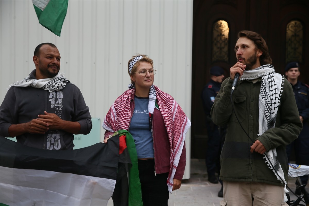 Gazze Şeridi'ne uygulanan yasa dışı ablukayı delmek ve insani yardım ulaştırmak isterken İsrail...