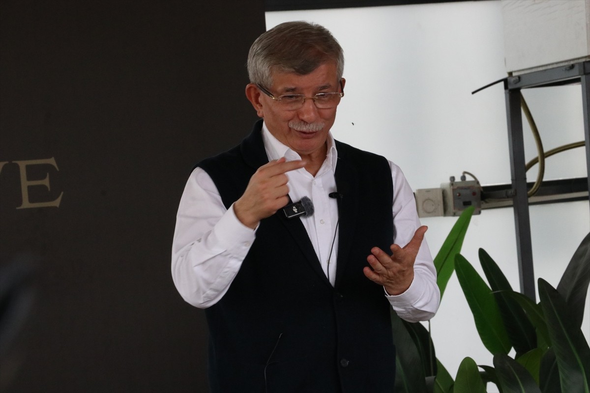 Gelecek Partisi Genel Başkanı Ahmet Davutoğlu, Kayseri'de bir kafede düzenlenen "Küresel Vicdan"...