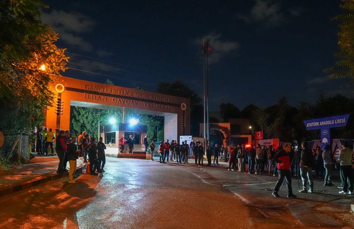 Gençlerbirliği Kulübünde başkan değişikliğinin genel kurula gidilerek yapılması için taraftarlar...