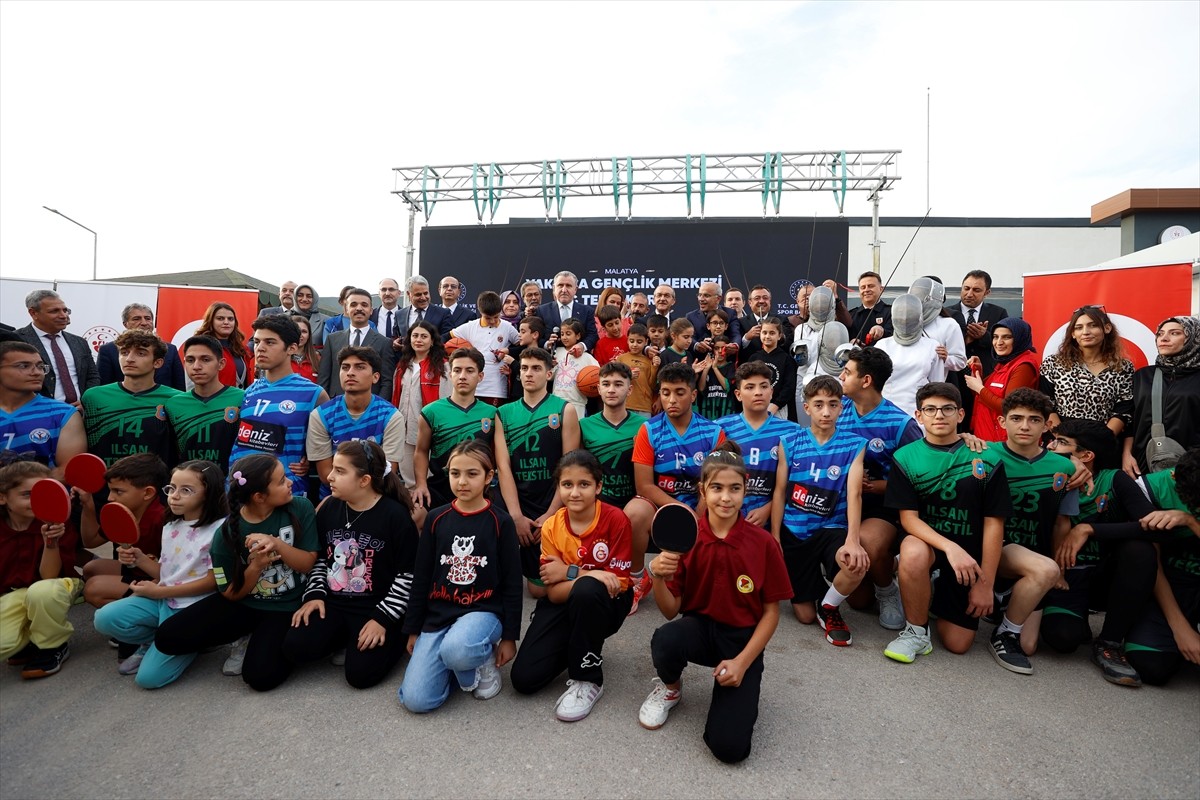 Gençlik ve Spor Bakanı Osman Aşkın Bak, Malatya'nın Yeşilyurt ilçesinde Yakınca Gençlik Merkezi ve...