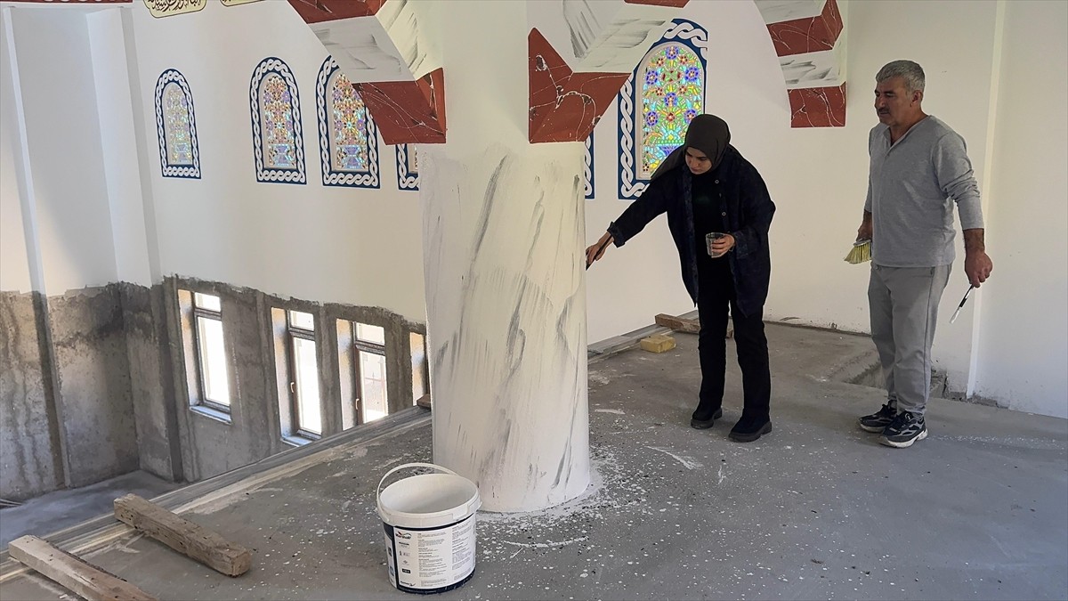 Giresun'da tezhip ve hat sanatçısı Fuat Oğuz ve kızı Elif Sude Oğuz, camilerin duvarlarını...