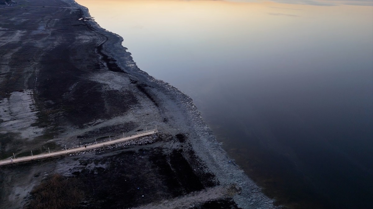Göller Yöresi'nde yer alan Burdur Gölü'nün, iklim değişikliği ve yoğun su kullanımı gibi...