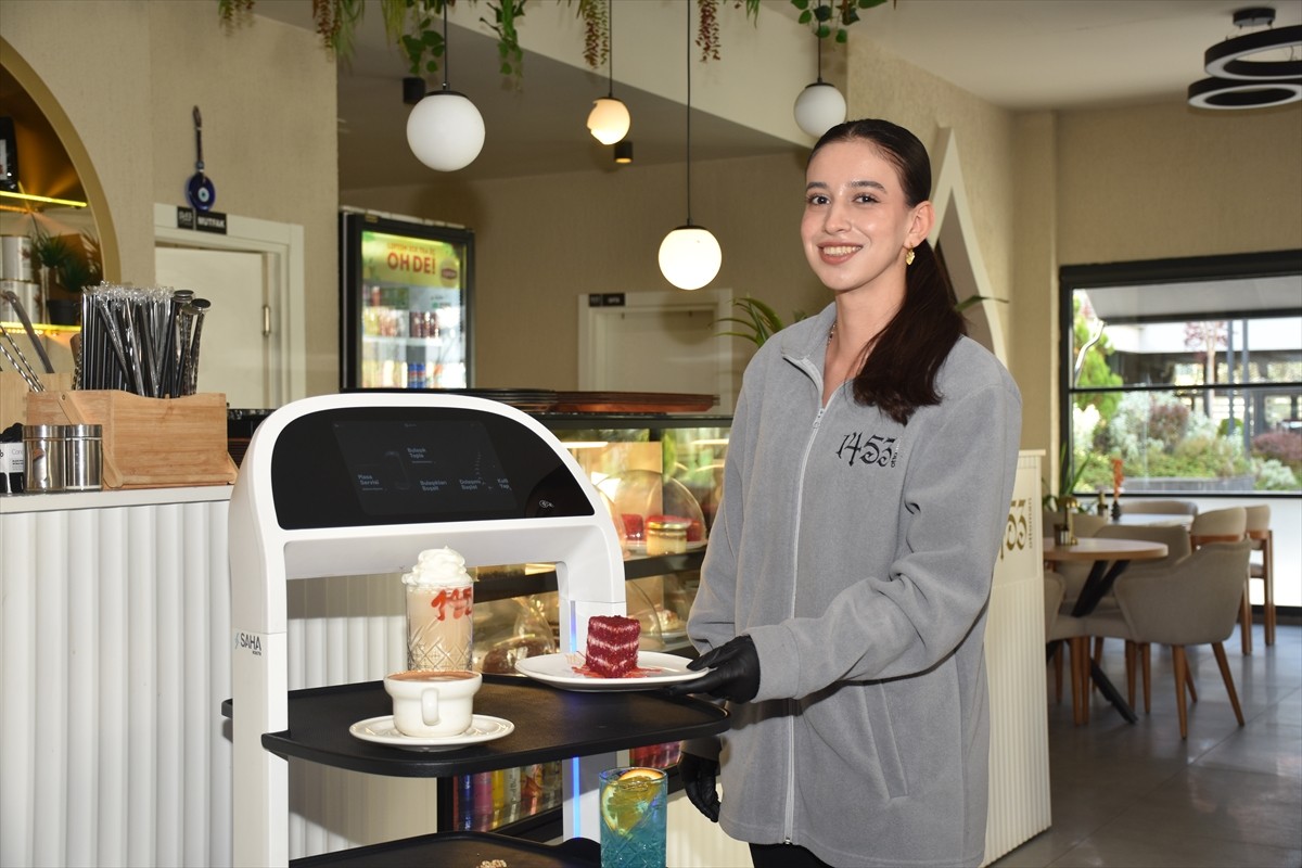 Gümüşhane'de bir kafede, garsonlara serviste yardımcı olması için görevlendirilen "Garson Abla"...