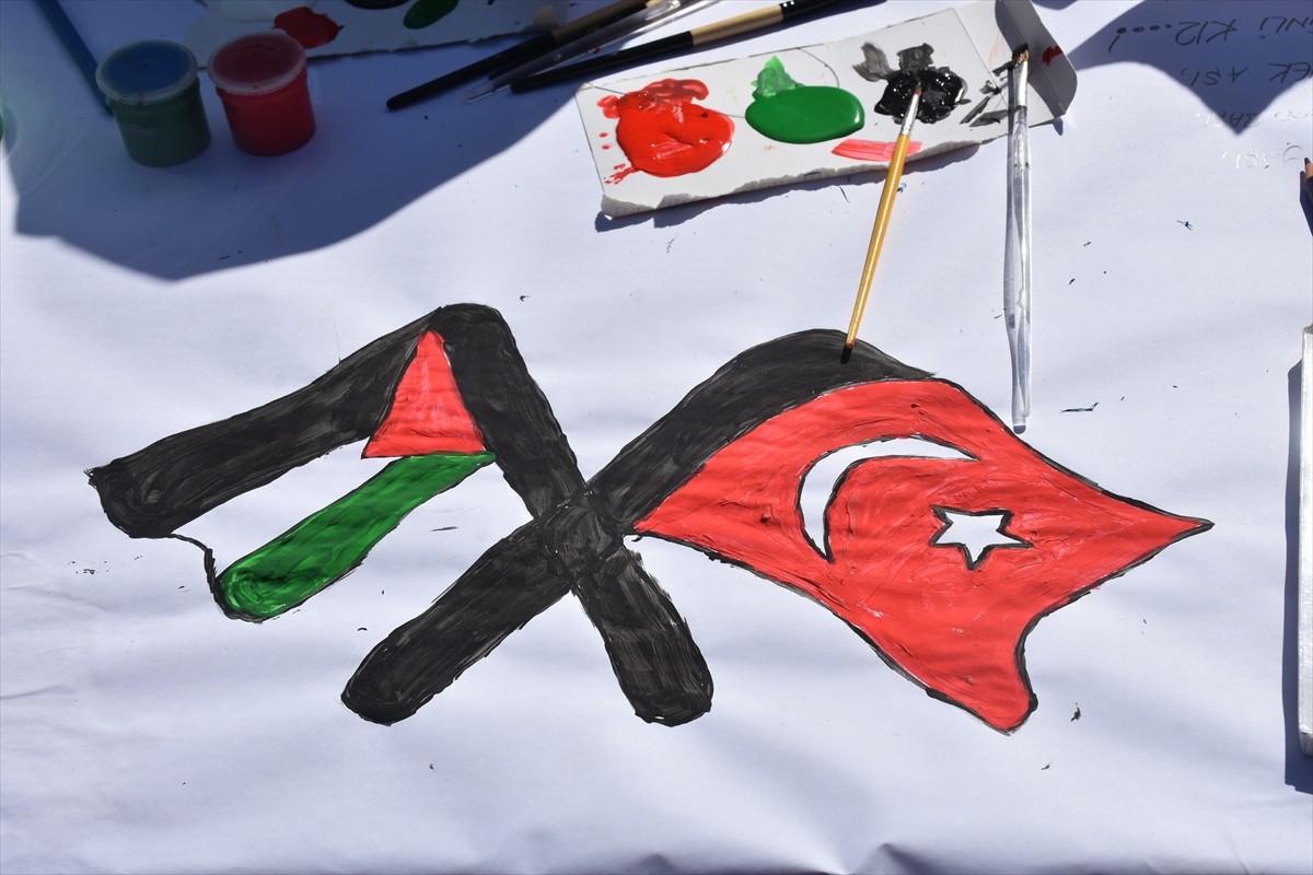 Gümüşhane'de İsrail'in Gazze'ye yönelik saldırılarını protesto etmek ve Gazzeli çocuklara destek...