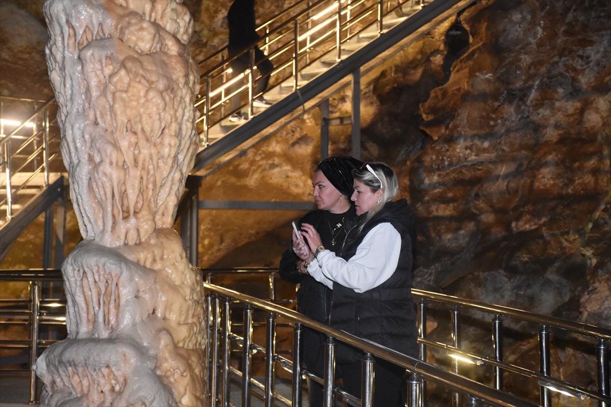 Gümüşhane'nin Torul ilçesinde, yaklaşık 150 milyon yıllık geçmişe sahip Karaca Mağarası, bu sene...