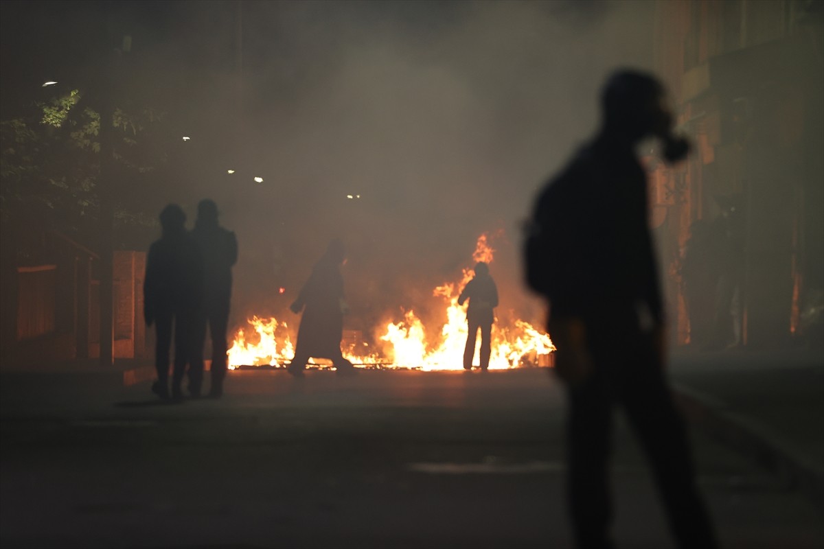 Gürcistan'da Cumhurbaşkanlığı Sarayı'nı ele geçirmeye çalışan göstericiler ile polis arasında...