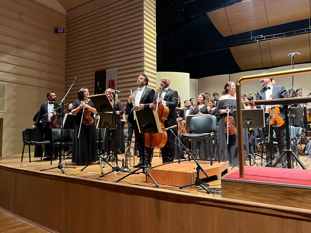 Hacettepe Üniversitesi Senfoni Orkestrası, ölümünün 24. yılında şef Hikmet Şimşek'i andığı yeni...