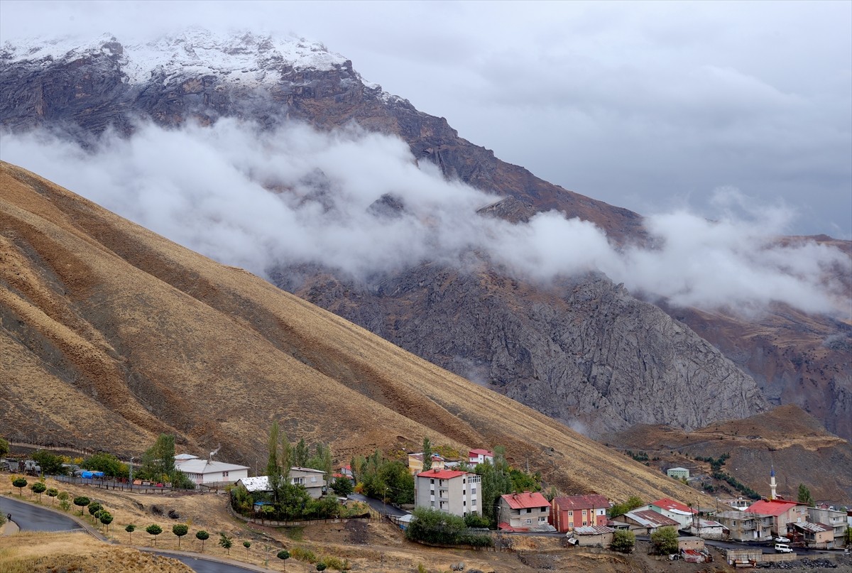 Hakkari'de dün başlayan sağanağın ardından yüksek kesimlere kar yağdı. Kentte iki gündür etkili...