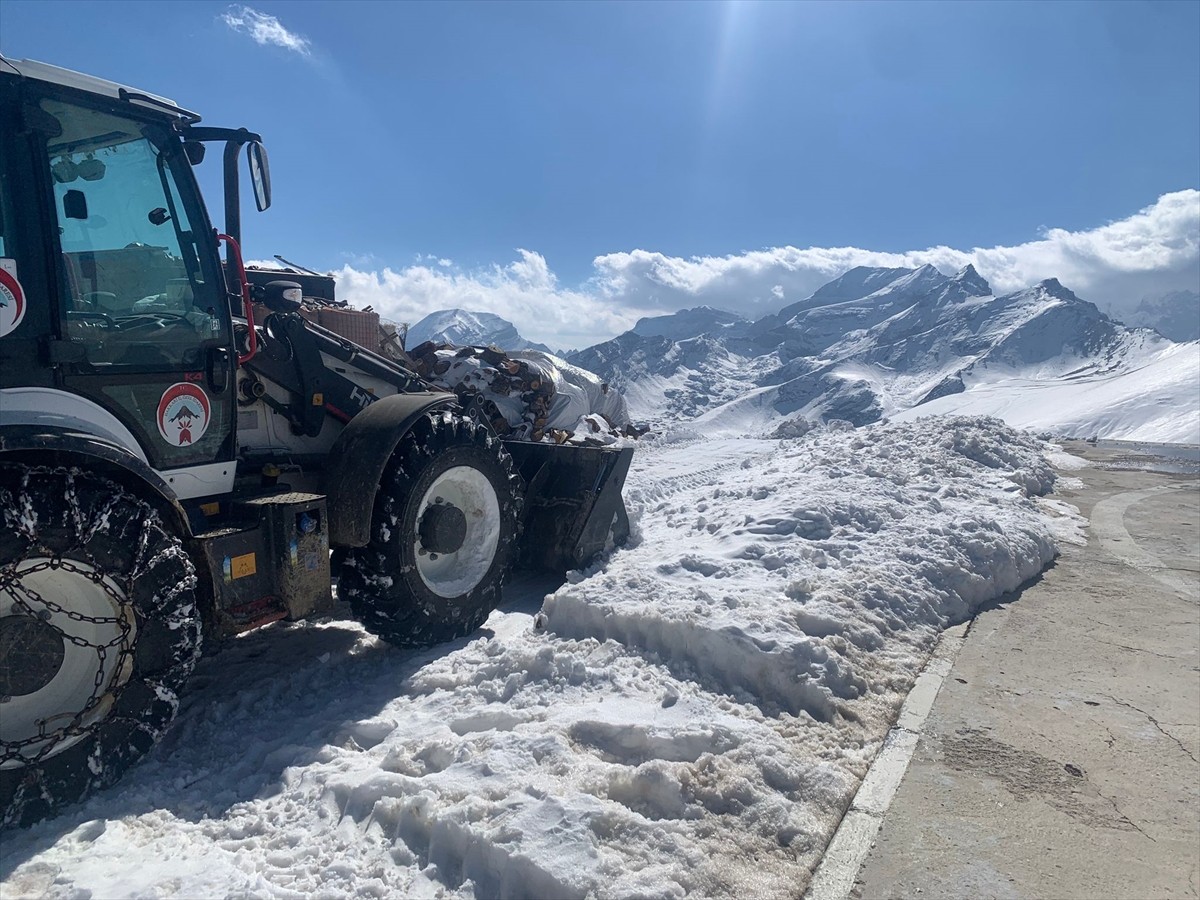 Hakkari'nin Yüksekova ilçesinde kardan kapanan üs bölgesinin yolu ekiplerin çalışması sonucu...