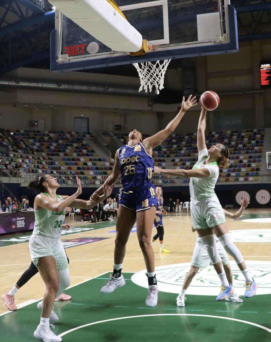Halkbank Kadınlar Basketbol Süper Ligi'nin 3. haftasında Kocaeli Kadın Basketbol ile Fenerbahçe...