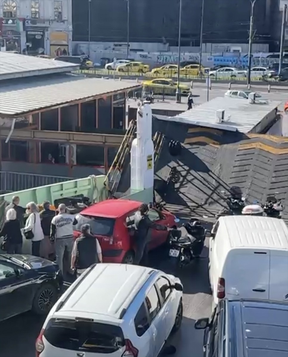 Harem-Sirkeci seferini yapan arabalı vapur, Sirkeci'de demirli başka bir vapura ve iskeleye...