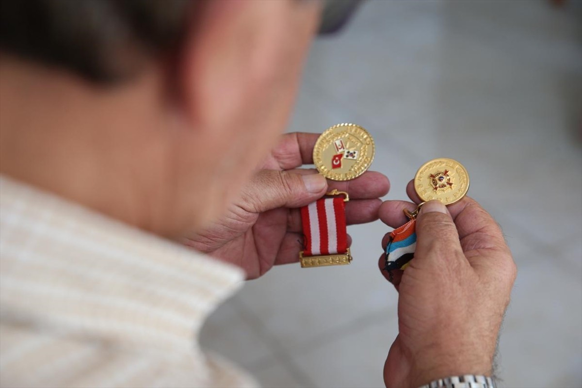 Hatay'da 105 yaşında hayatını kaybeden Kore gazisi Derviş Karakuş, yıllarca yanında taşıdığı 2...