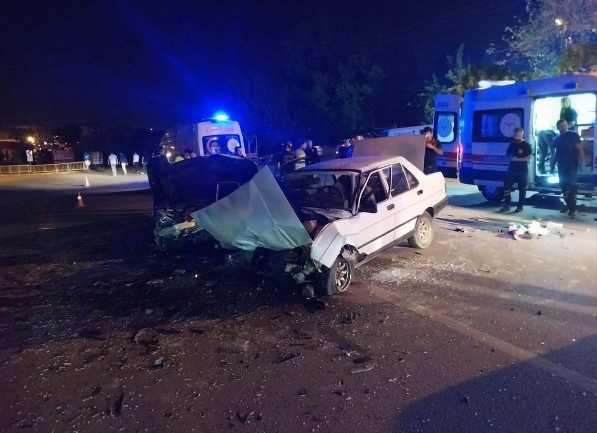 Hatay'ın Dörtyol ilçesinde 2 otomobilin çarpışması sonucu 1'i bebek 6 kişi yaralandı.