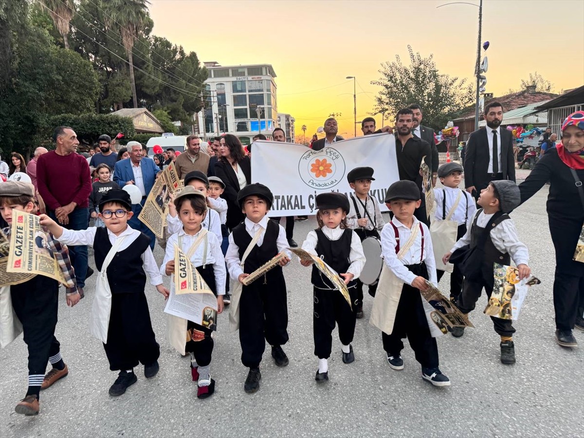 Hatay'ın Dörtyol ilçesinde anaokulu öğrencileri "Beyler, yarın Cumhuriyet'i ilan ediyoruz" yazılı...