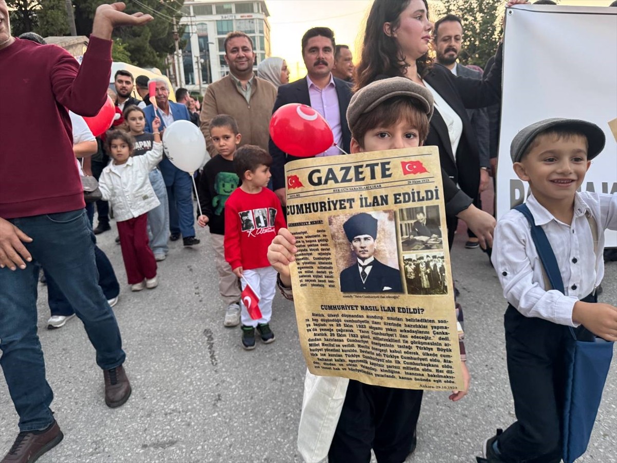 Hatay'ın Dörtyol ilçesinde anaokulu öğrencileri "Beyler, yarın Cumhuriyet'i ilan ediyoruz" yazılı...