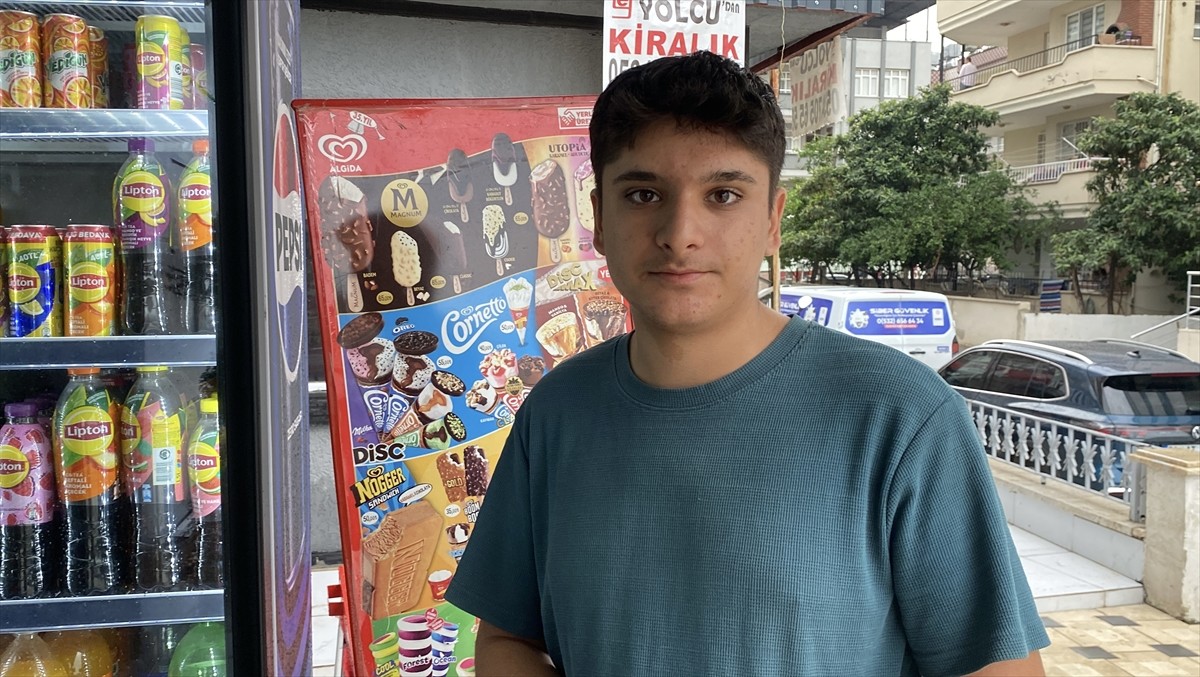 Hatay'ın İskenderun ilçesinde bir şüphelinin marketin önündeki dolapta bulunan dondurmaları...