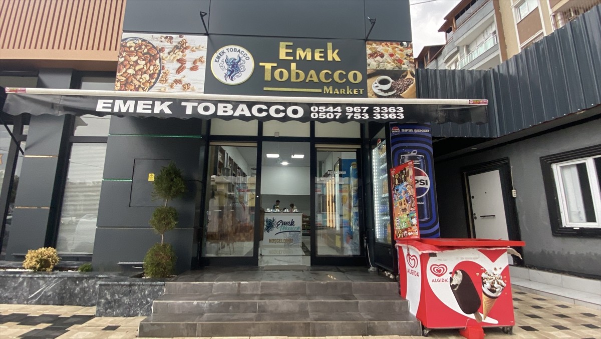 Hatay'ın İskenderun ilçesinde bir şüphelinin marketin önündeki dolapta bulunan dondurmaları...