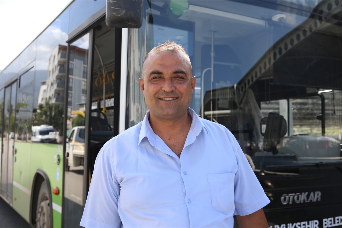 Hatay'ın İskenderun ilçesinde halk otobüsü şoförü Ümit Tosun, aracında unutulan ve içinde 103 bin...