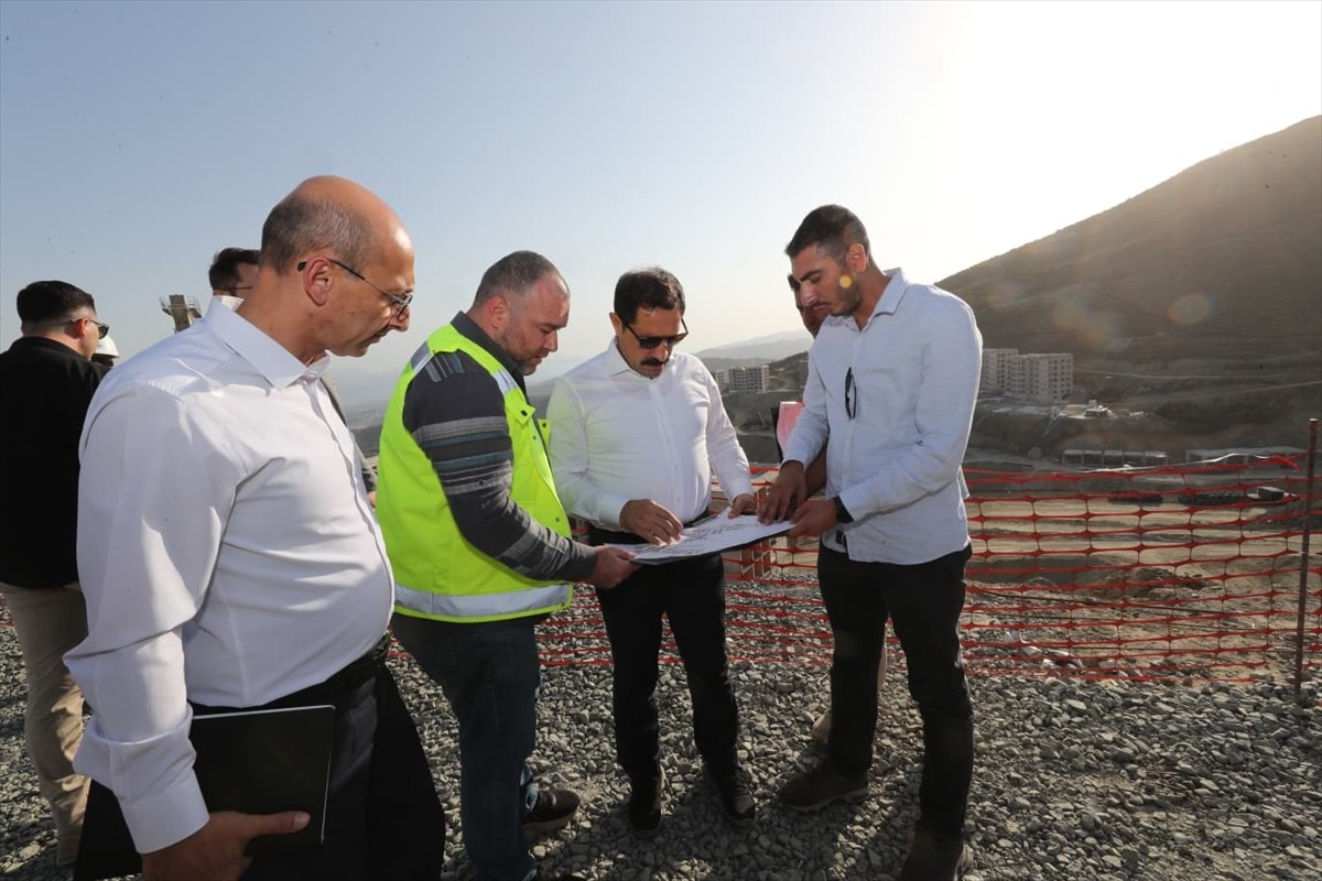 Hatay'ın merkez Antakya ilçesinde 6 Şubat 2023'teki depremlerin ardından yapımına başlanan 1342...