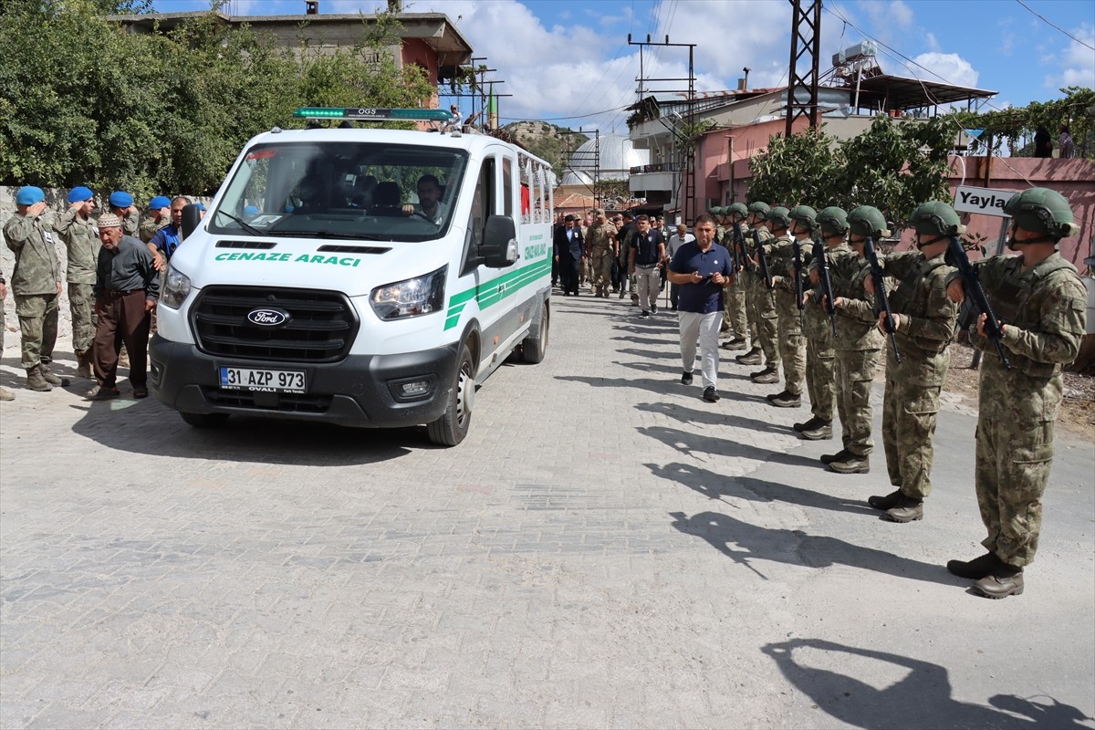 Hatay'ın Yayladağı ilçesinde 105 yaşında vefat eden Kore gazisi Derviş Karakuş'un cenazesi toprağa...