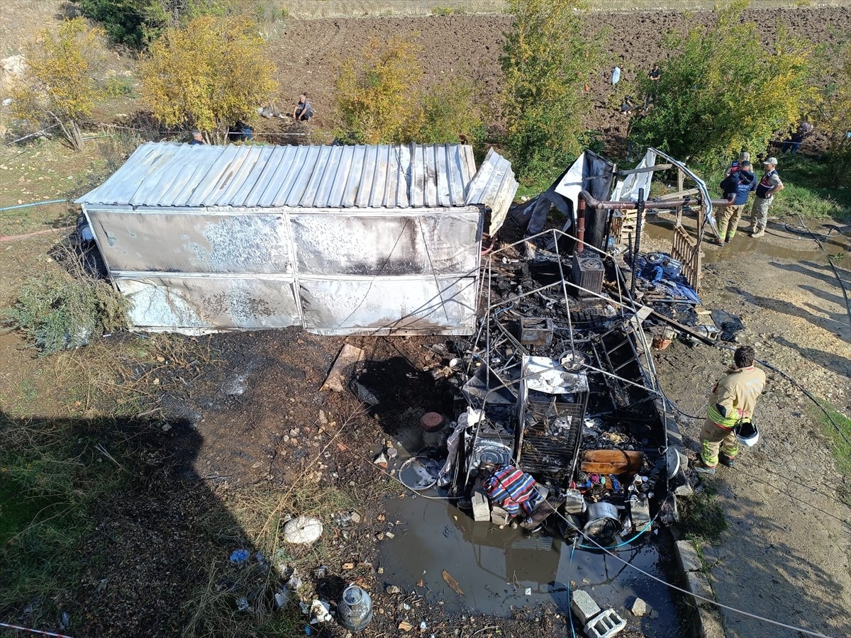 Hatay’ın Yayladağı ilçesinde müstakil evin bahçesindeki konteynerde çıkan yangında 1 yaşındaki...