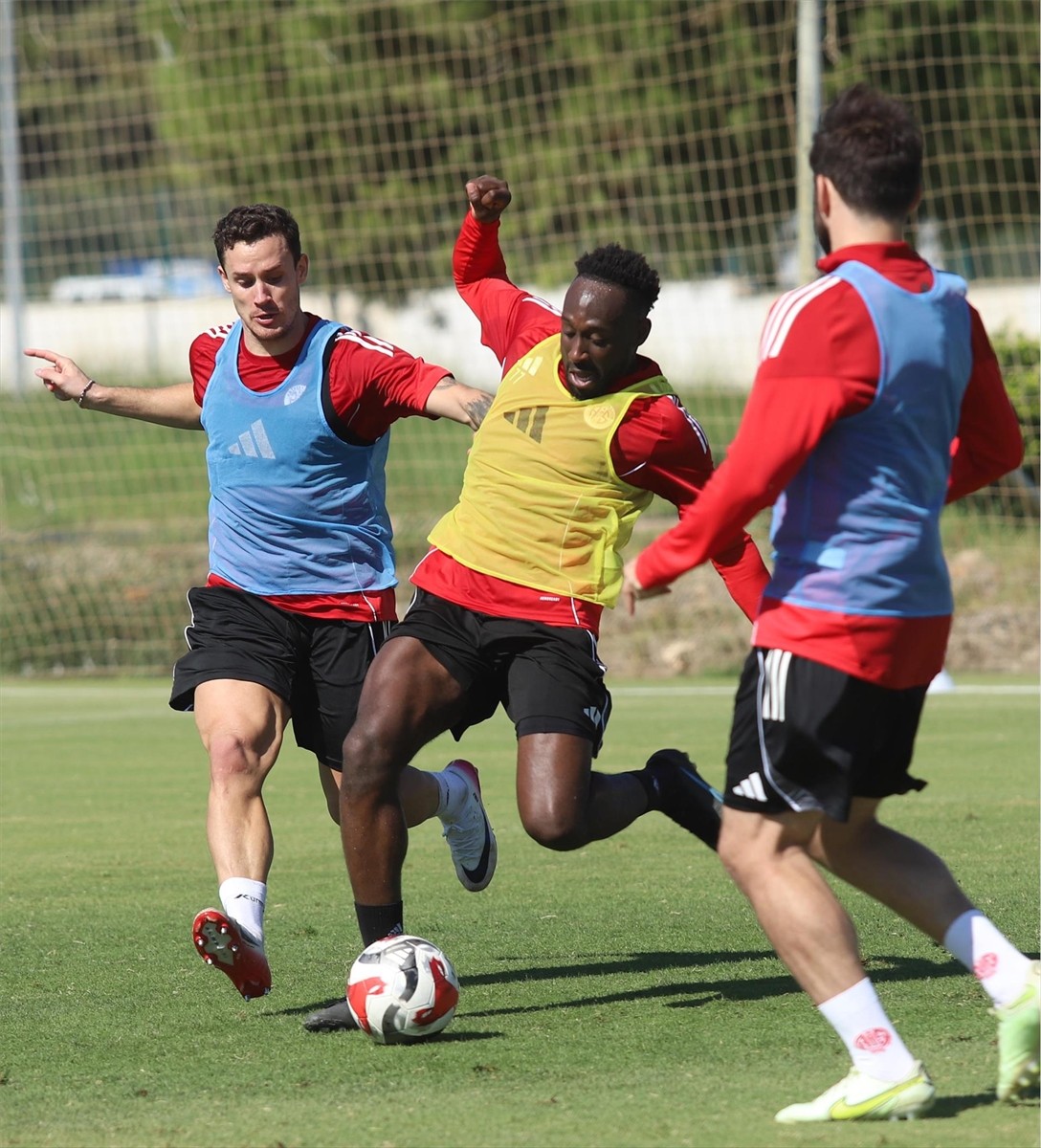 Hesap.com Antalyaspor, Trendyol Süper Lig'in 9. haftasında Gaziantep FK ile deplasmanda yapacağı...