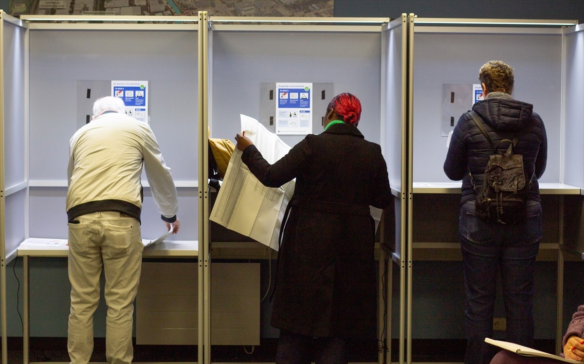 Hollanda'da düzenlenen genel seçimde oy verme işlemi başladı. Ülkede yerel saatle 07.30'da (TSİ...