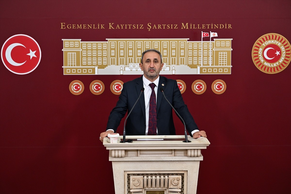 HÜDA PAR Genel Başkan Vekili ve Gaziantep Milletvekili Şahzade Demir, Meclis'te düzenlediği basın...