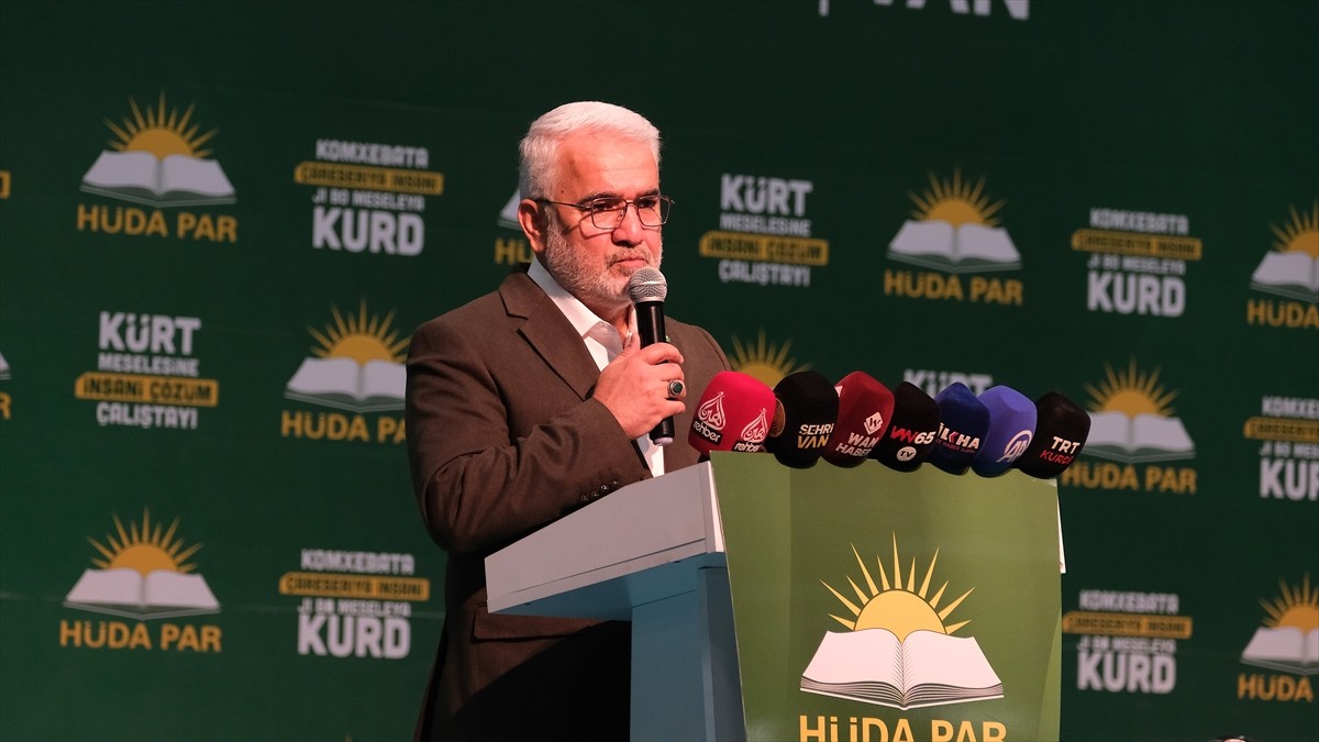 Hür Dava Partisince (HÜDA PAR) Van'da düzenlenen "Kürt Meselesine İnsani Çözüm Çalıştayı" başladı....