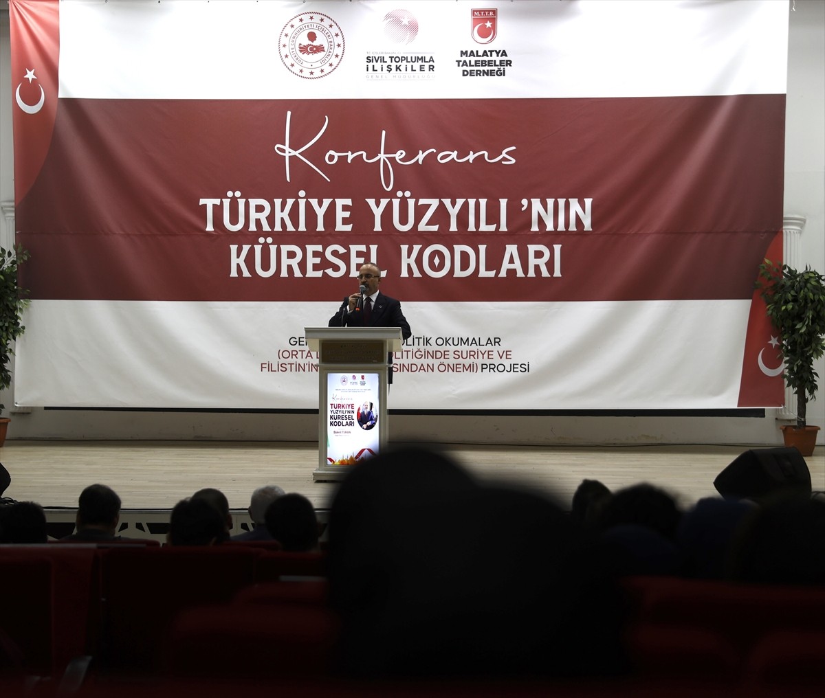 İçişleri Bakan Yardımcısı Bülent Turan, Battalgazi Halk Eğitimi Merkezi'nde düzenlenen "Türkiye...