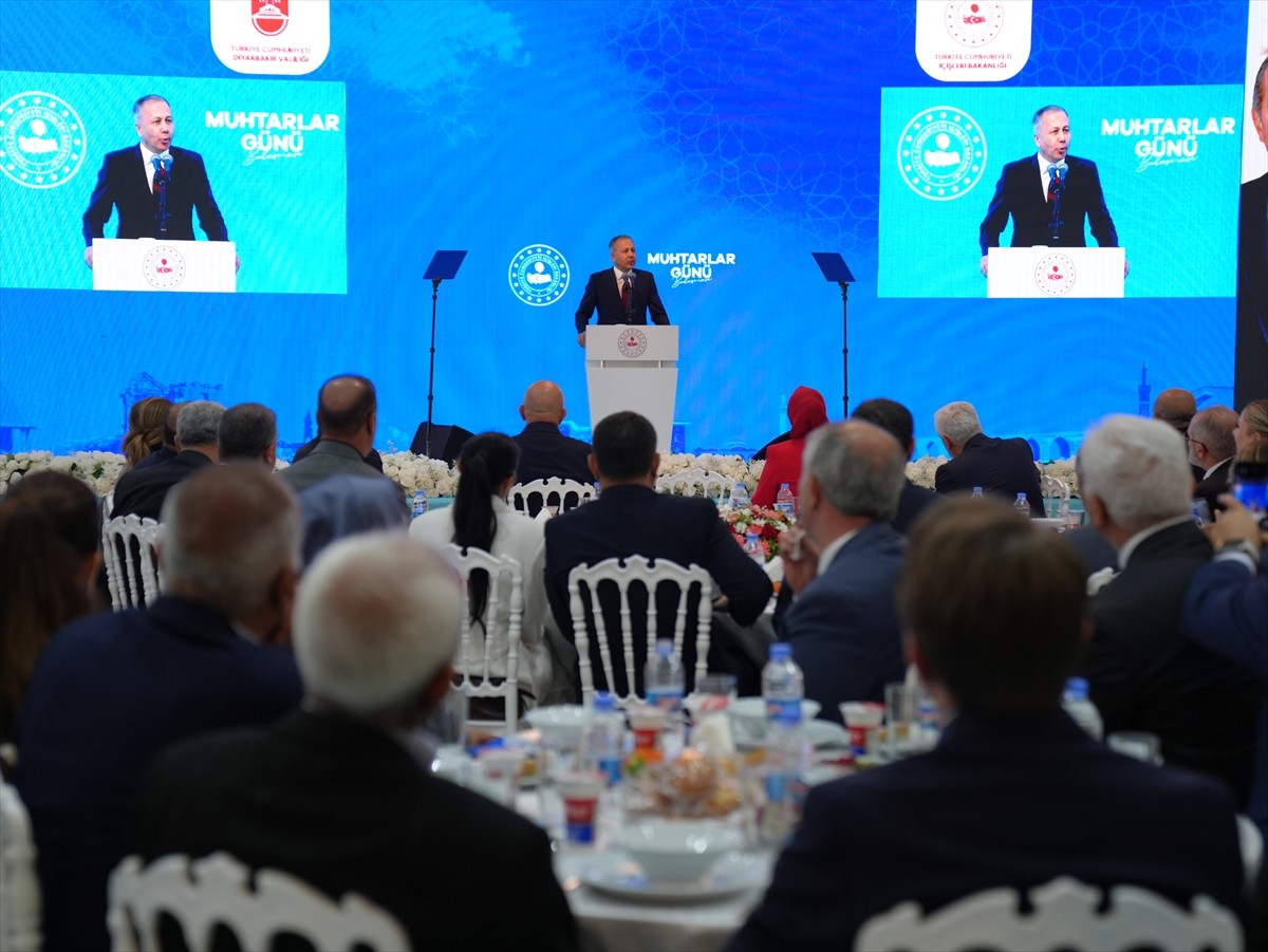 İçişleri Bakanı Ali Yerlikaya, Diyarbakır'daki temasları kapsamında merkez Bağlar ilçesindeki bir...