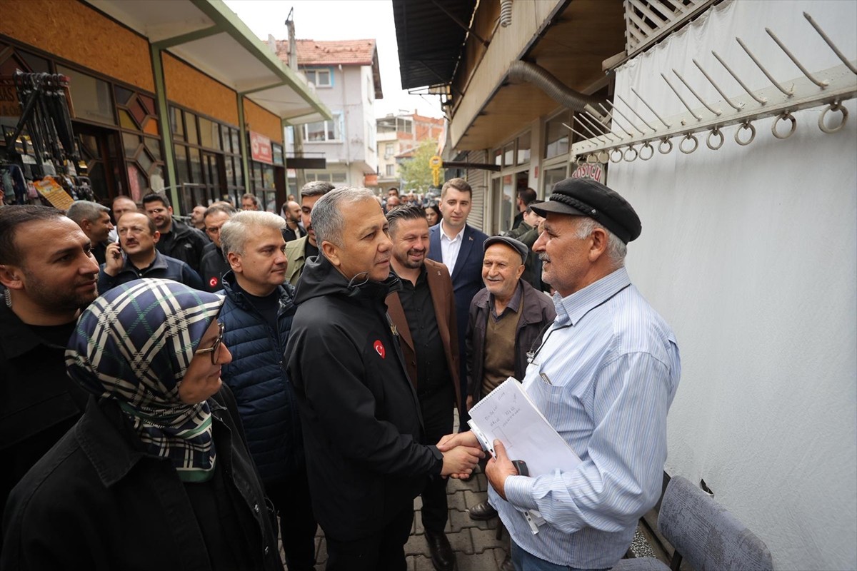İçişleri Bakanı Ali Yerlikaya (sol 2), Balıkesir'in Sındırgı ilçesinde meydana gelen 6,1...