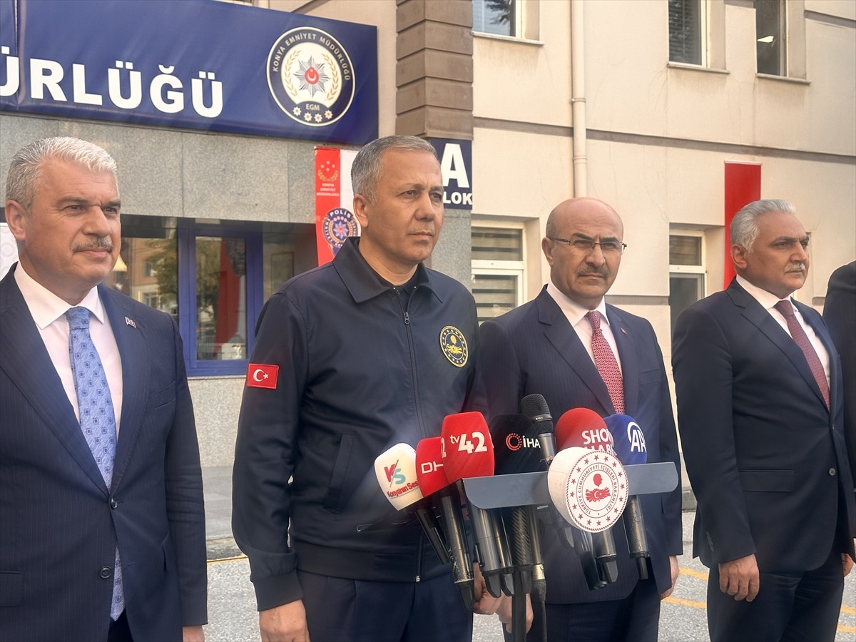 İçişleri Bakanı Ali Yerlikaya (sol 3), Konya Emniyet Müdürlüğü'nde düzenlediği basın...