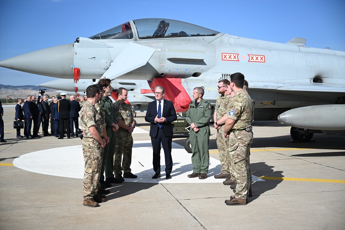 İngiltere Başbakanı Keir Starmer, Türkiye'ye getirilen Eurofighter Typhoon uçaklarını inceledi ve...