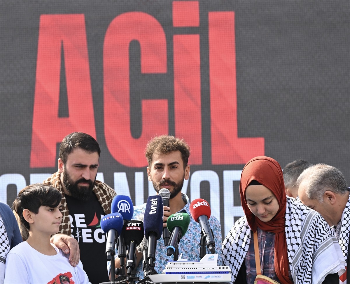 İnsan Hak ve Hürriyetleri (İHH) İnsani Yardım Vakfı öncülüğünde Eminönü Meydanı'nda toplanan sivil...