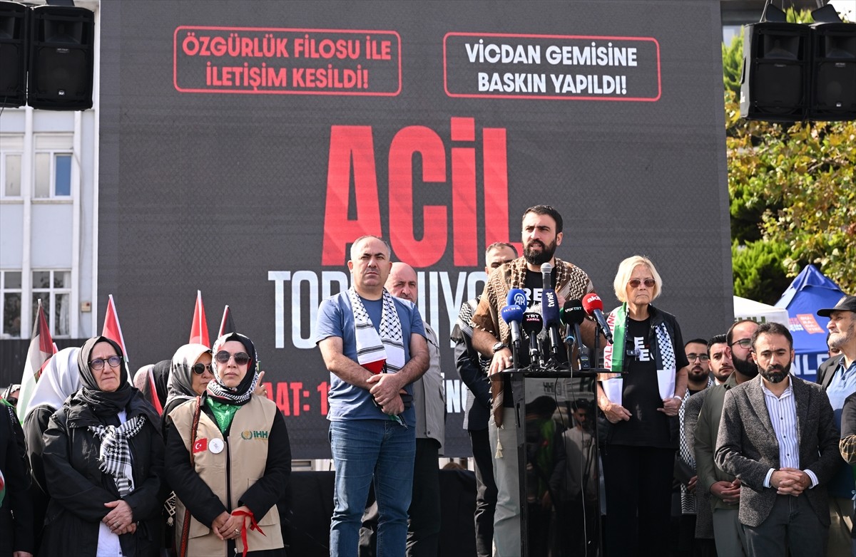 İnsan Hak ve Hürriyetleri (İHH) İnsani Yardım Vakfı öncülüğünde Eminönü Meydanı'nda toplanan sivil...