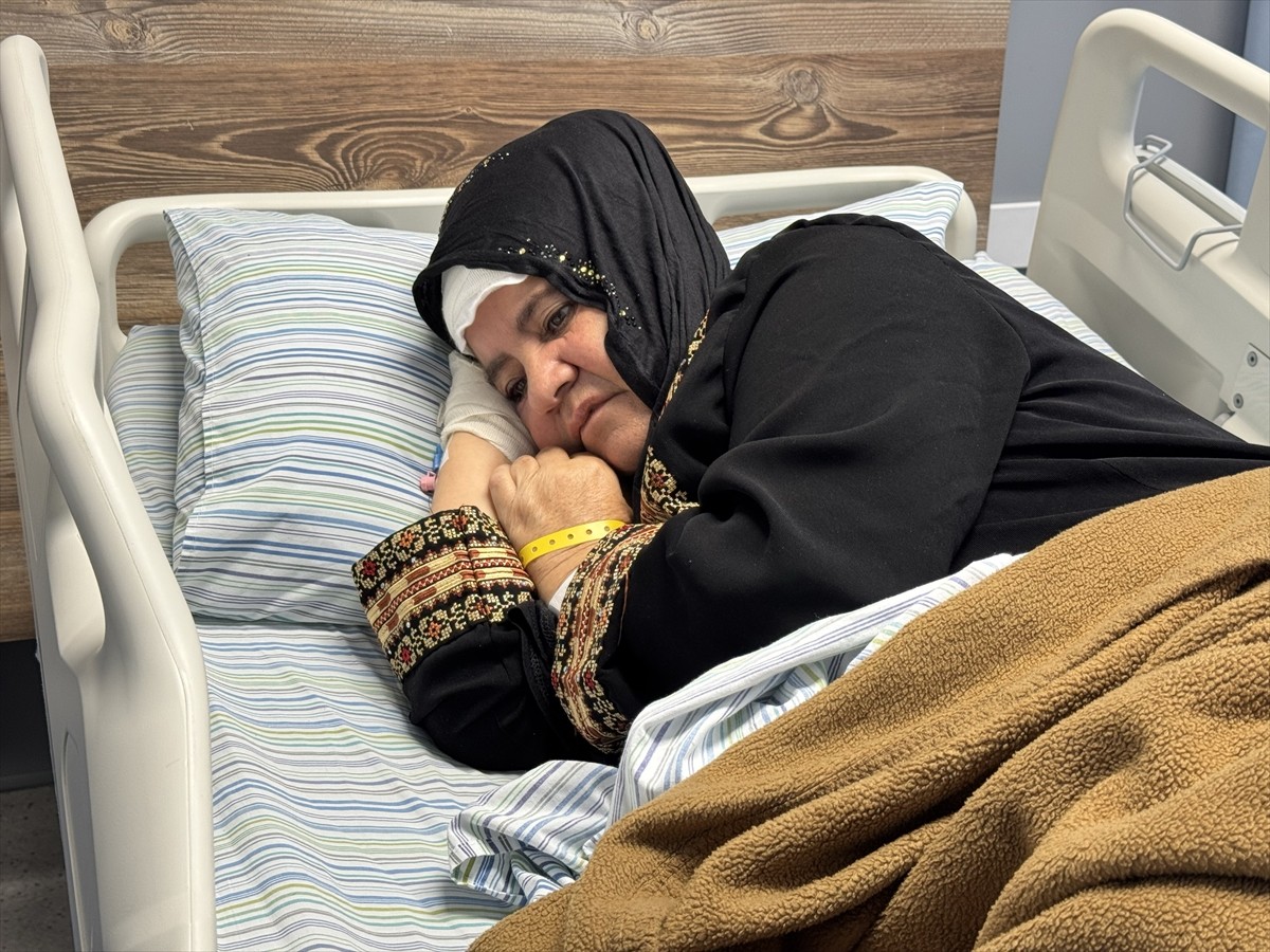 İşgal altındaki Batı Şeria'da zeytin toplamaya giderken Filistin topraklarını gasbeden İsrailliler...