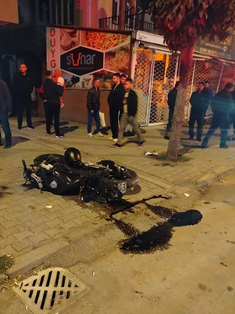 Isparta'da kamyonet ile motosikletin çarpışması sonucu 1 kişi hayatını kaybetti, 1 kişi ağır...