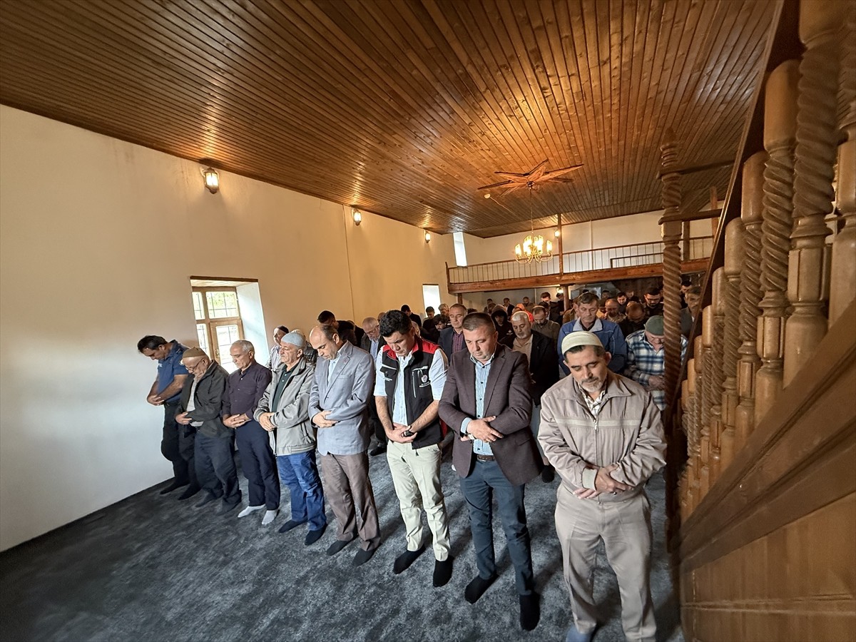 Isparta'nın Atabey ilçesinde tarihi Akkoca Camisi, 60 yıl aradan sonra yeniden ibadete açıldı.