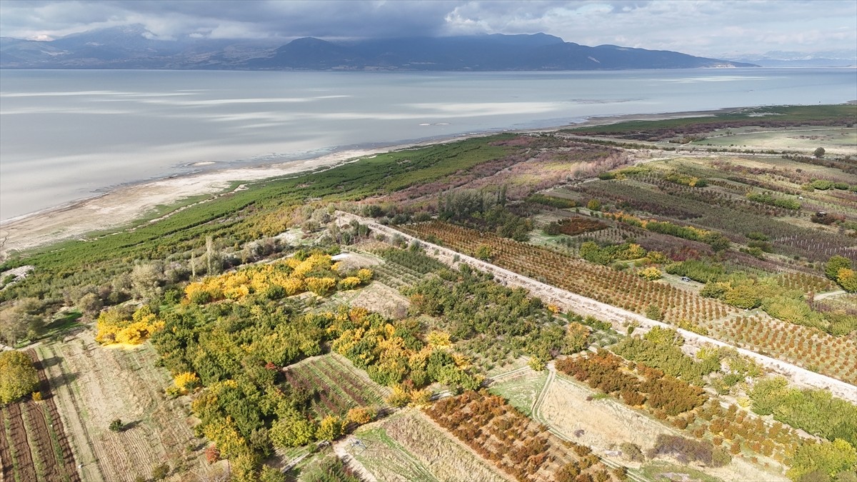  Isparta'nın Eğirdir, Gelendost, Yalvaç ve Senirkent ilçelerine kıyısı olan ve "yedi renkli göl"...