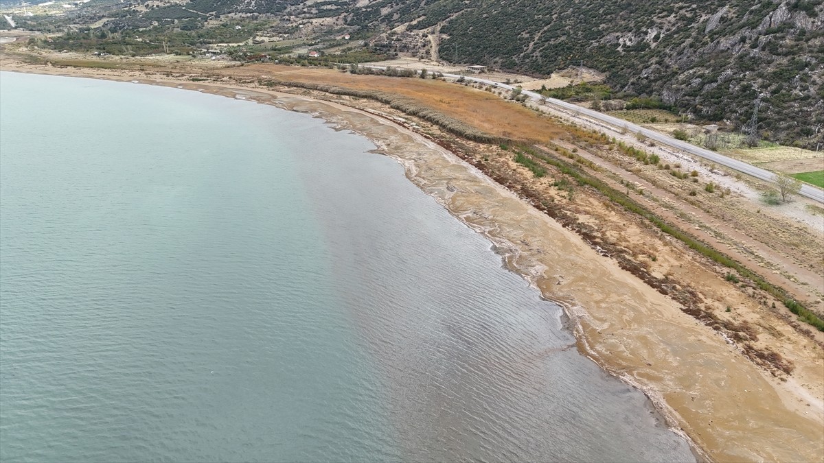  Isparta'nın Eğirdir, Gelendost, Yalvaç ve Senirkent ilçelerine kıyısı olan ve "yedi renkli göl"...
