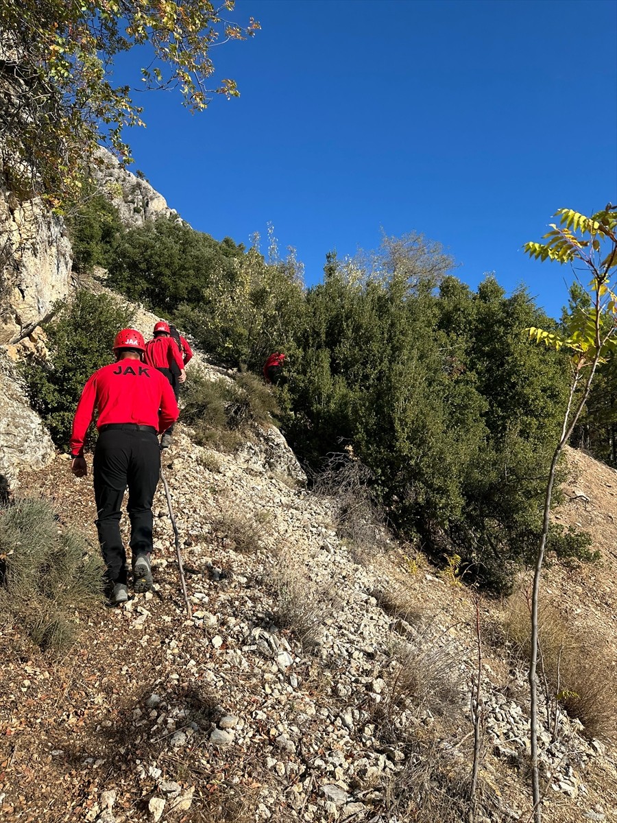 Isparta'nın Eğirdir ilçesinde kamp yapmak için gittiği dağlık alanda kaybolduğu bildirilen kişiye...