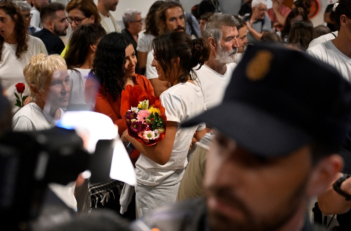 İsrail'in, Gazze'ye doğru yaklaşan Küresel Sumud Filosu'na saldırarak alıkoyduğu aktivistlerden...