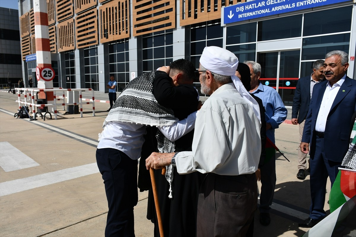 İsrail'in, Gazze'ye doğru yaklaşan Küresel Sumud Filosu'na saldırarak alıkoyduğu aktivistlerden...