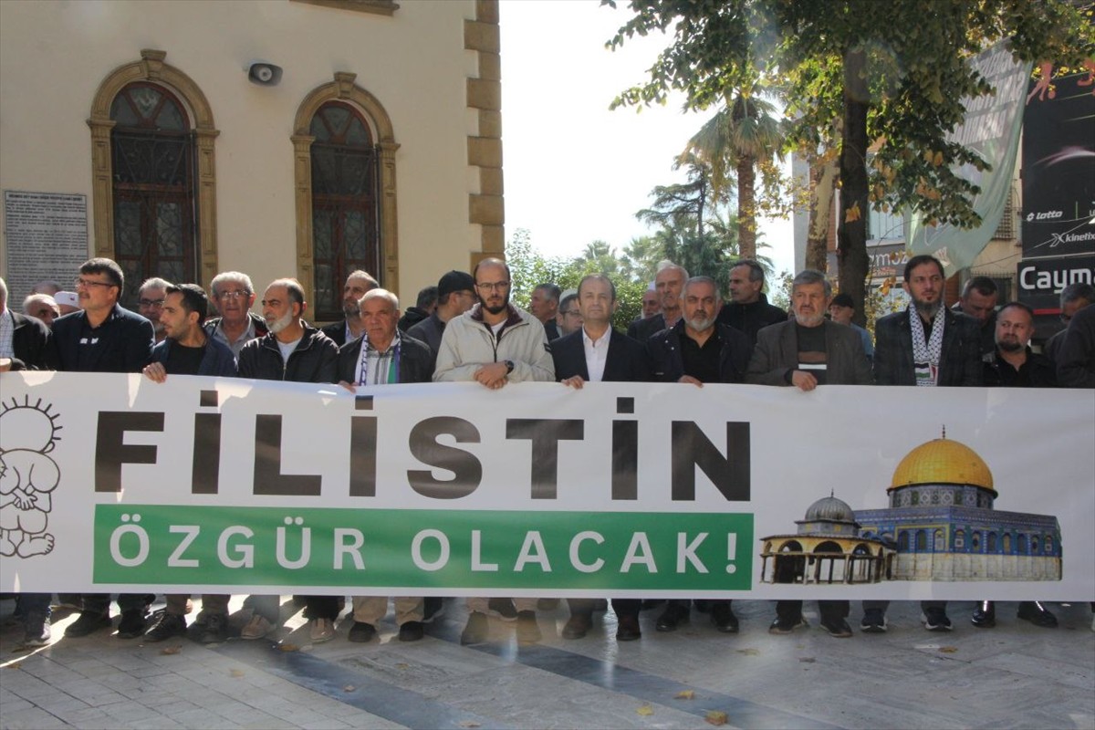 İsrail'in Özgürlük Filosu Koalisyonu'ndaki gemilere saldırısı, Kocaeli'de protesto edildi.