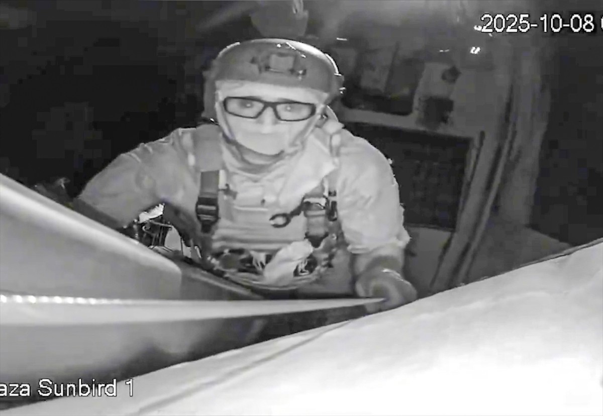 İsrail donanması unsurları, Gazze Şeridi'ne uygulanan yasa dışı ablukayı delmek ve insani yardım...