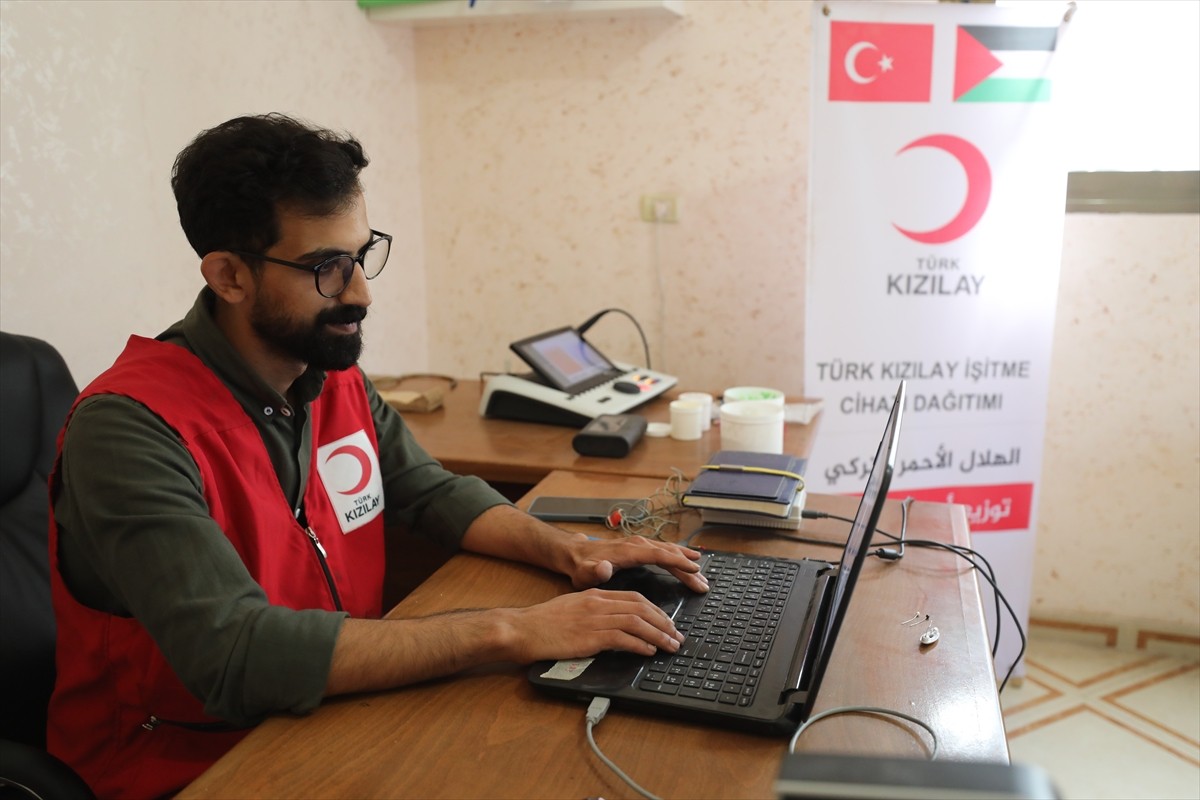 İsrail’in iki yıldır süren saldırıları nedeniyle işitme kaybı yaşayan Filistinlilere, Gazze...