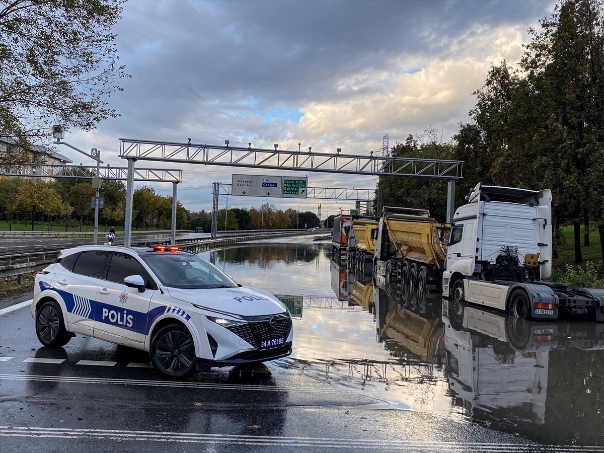 İstanbul'da gece saatlerinde etkili olan kuvvetli yağış nedeniyle su birikintilerinin oluştuğu...